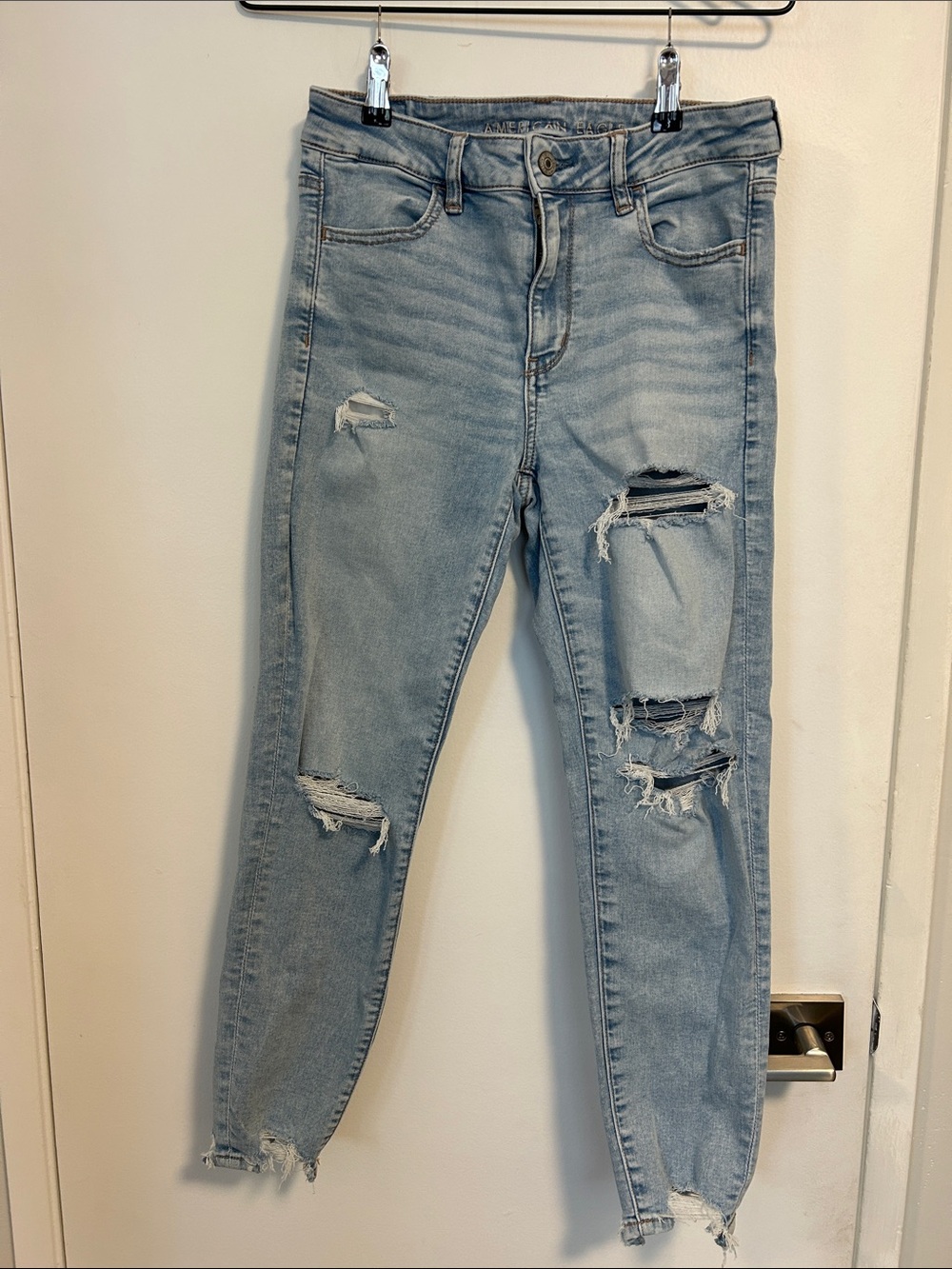 American Eagle Light Wash Distressed huffy rise jegging Boyfriend Jeans